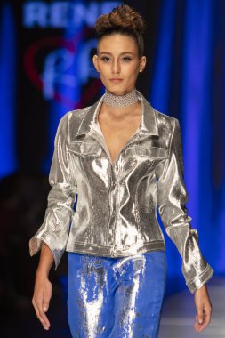 Manken Rene Ruiz moda Show Resort 2018 koleksiyonda Miami moda hafta 2017 Miami'de Buz Sarayı'nda 31 Mayıs 2018 üzerinde sırasında pist yürür