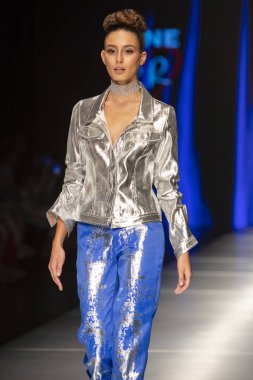 Manken Rene Ruiz moda Show Resort 2018 koleksiyonda Miami moda hafta 2017 Miami'de Buz Sarayı'nda 31 Mayıs 2018 üzerinde sırasında pist yürür