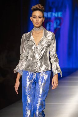 Manken Rene Ruiz moda Show Resort 2018 koleksiyonda Miami moda hafta 2017 Miami'de Buz Sarayı'nda 31 Mayıs 2018 üzerinde sırasında pist yürür