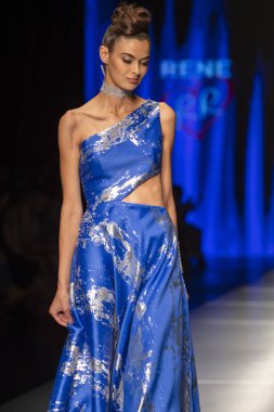 Manken Rene Ruiz moda Show Resort 2018 koleksiyonda Miami moda hafta 2017 Miami'de Buz Sarayı'nda 31 Mayıs 2018 üzerinde sırasında pist yürür