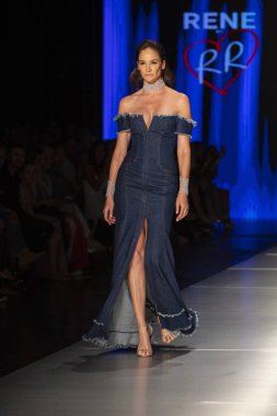 Manken Rene Ruiz moda Show Resort 2018 koleksiyonda Miami moda hafta 2017 Miami'de Buz Sarayı'nda 31 Mayıs 2018 üzerinde sırasında pist yürür