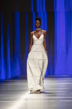 Manken Rene Ruiz moda Show Resort 2018 koleksiyonda Miami moda hafta 2017 Miami'de Buz Sarayı'nda 31 Mayıs 2018 üzerinde sırasında pist yürür