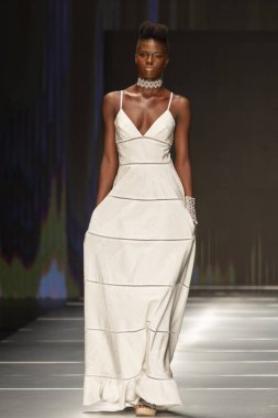 Manken Rene Ruiz moda Show Resort 2018 koleksiyonda Miami moda hafta 2017 Miami'de Buz Sarayı'nda 31 Mayıs 2018 üzerinde sırasında pist yürür