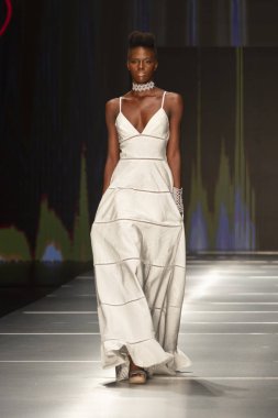 Manken Rene Ruiz moda Show Resort 2018 koleksiyonda Miami moda hafta 2017 Miami'de Buz Sarayı'nda 31 Mayıs 2018 üzerinde sırasında pist yürür