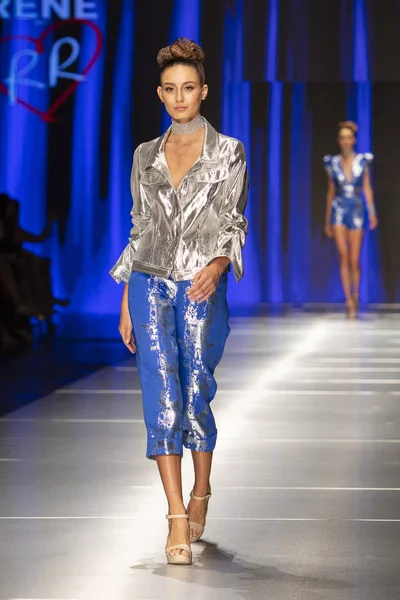 Manken Rene Ruiz moda Show Resort 2018 koleksiyonda Miami moda hafta 2017 Miami'de Buz Sarayı'nda 31 Mayıs 2018 üzerinde sırasında pist yürür