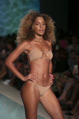 Manken Ble hayat yüzme yaz koleksiyonu 2018 defile sırasında üzerinde 23 Temmuz 2017 Miami Beach Setai Hotel Funkshion yüzmek 2017 için pist yürür