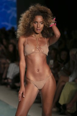 Manken Ble hayat yüzme yaz koleksiyonu 2018 defile sırasında üzerinde 23 Temmuz 2017 Miami Beach Setai Hotel Funkshion yüzmek 2017 için pist yürür