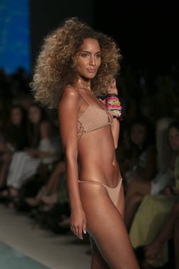 Manken Ble hayat yüzme yaz koleksiyonu 2018 defile sırasında üzerinde 23 Temmuz 2017 Miami Beach Setai Hotel Funkshion yüzmek 2017 için pist yürür