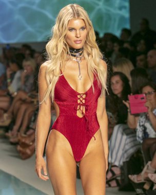Bir model mavi hayat yüzme yaz koleksiyonu 2018 defile sırasında üzerinde 23 Temmuz 2017 Miami Beach Setai Hotel Funkshion yüzmek 2017 için pist yürür