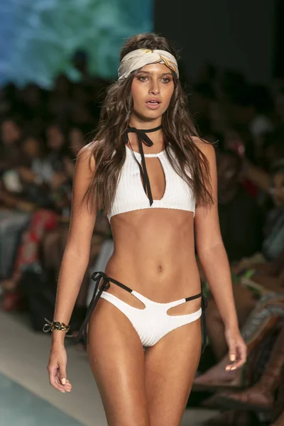 Bir model mavi hayat yüzme yaz koleksiyonu 2018 defile sırasında üzerinde 23 Temmuz 2017 Miami Beach Setai Hotel Funkshion yüzmek 2017 için pist yürür
