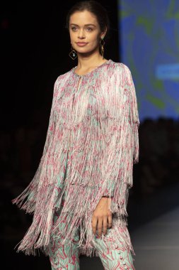 Bir model Daniella Batlle moda Show Resort 2018 koleksiyonda Miami moda hafta 2017 Miami'de Buz Sarayı'nda 31 Mayıs 2018 üzerinde sırasında pist yürür