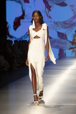 Bir model Daniella Batlle moda Show Resort 2018 koleksiyonda Miami moda hafta 2017 Miami'de Buz Sarayı'nda 31 Mayıs 2018 üzerinde sırasında pist yürür