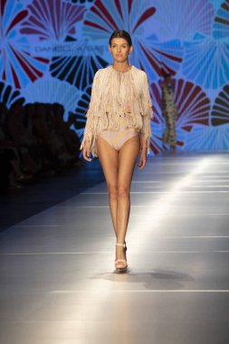 Bir model Daniella Batlle moda Show Resort 2018 koleksiyonda Miami moda hafta 2017 Miami'de Buz Sarayı'nda 31 Mayıs 2018 üzerinde sırasında pist yürür