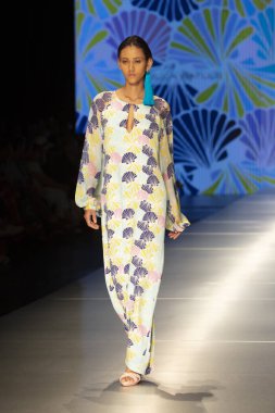 Bir model Daniella Batlle moda Show Resort 2018 koleksiyonda Miami moda hafta 2017 Miami'de Buz Sarayı'nda 31 Mayıs 2018 üzerinde sırasında pist yürür
