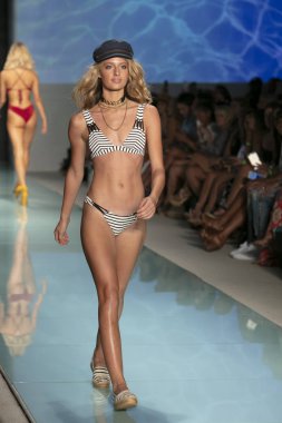 Bir model mavi hayat yüzme yaz koleksiyonu 2018 defile sırasında üzerinde 23 Temmuz 2017 Miami Beach Setai Hotel Funkshion yüzmek 2017 için pist yürür