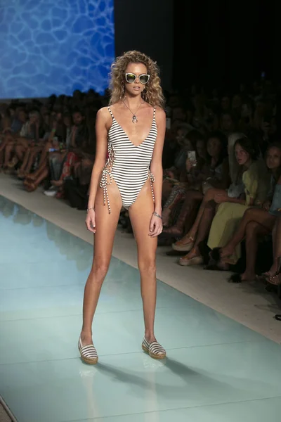 Una Modelo Camina Por Pasarela Blue Life Swim Summer Collection — Foto de Stock