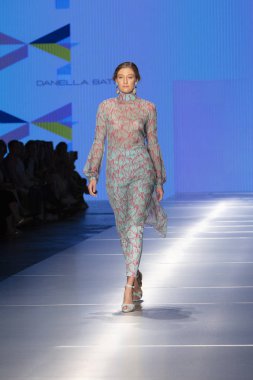 Bir model Daniella savaş moda Show Resort 2018 koleksiyonda Miami moda hafta 2017 Miami'de Buz Sarayı'nda 2 Haziran 218 üzerinde sırasında pist yürür