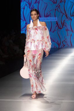 Bir model Daniella savaş moda Show Resort 2018 koleksiyonda Miami moda hafta 2017 Miami'de Buz Sarayı'nda 2 Haziran 218 üzerinde sırasında pist yürür
