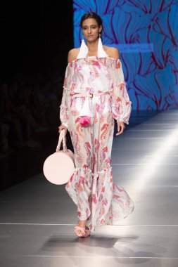 Bir model Daniella savaş moda Show Resort 2018 koleksiyonda Miami moda hafta 2017 Miami'de Buz Sarayı'nda 2 Haziran 218 üzerinde sırasında pist yürür