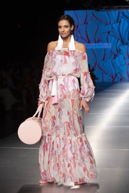 Bir model Daniella savaş moda Show Resort 2018 koleksiyonda Miami moda hafta 2017 Miami'de Buz Sarayı'nda 2 Haziran 218 üzerinde sırasında pist yürür