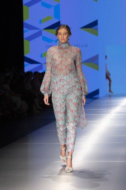 Bir model Daniella savaş moda Show Resort 2018 koleksiyonda Miami moda hafta 2017 Miami'de Buz Sarayı'nda 2 Haziran 218 üzerinde sırasında pist yürür