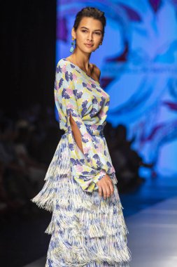 Bir model Daniella savaş moda Show Resort 2018 koleksiyonda Miami moda hafta 2017 Miami'de Buz Sarayı'nda 2 Haziran 218 üzerinde sırasında pist yürür