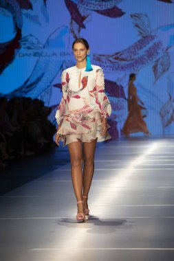 Bir model Daniella savaş moda Show Resort 2018 koleksiyonda Miami moda hafta 2017 Miami'de Buz Sarayı'nda 2 Haziran 218 üzerinde sırasında pist yürür