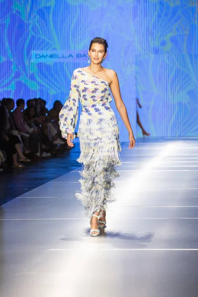 Model Walks Runway Daniella Battle Fashion Show Resort 2018 Collection — Stock Photo, Image