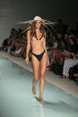 Bir model de Mar yaz koleksiyonu 2018 defile sırasında üzerinde 23 Temmuz 2017 Funkshion yüzmek 2017 yılında Miami Beach Setai Hotel Issa için pist yürür