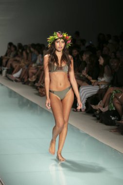 Bir model de Mar yaz koleksiyonu 2018 defile sırasında üzerinde 23 Temmuz 2017 Funkshion yüzmek 2017 yılında Miami Beach Setai Hotel Issa için pist yürür