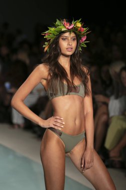Bir model de Mar yaz koleksiyonu 2018 defile sırasında üzerinde 23 Temmuz 2017 Funkshion yüzmek 2017 yılında Miami Beach Setai Hotel Issa için pist yürür