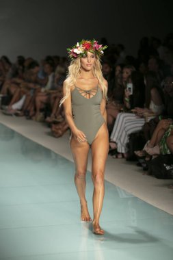 Bir model de Mar yaz koleksiyonu 2018 defile sırasında üzerinde 23 Temmuz 2017 Funkshion yüzmek 2017 yılında Miami Beach Setai Hotel Issa için pist yürür