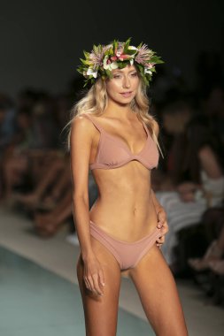 Bir model de Mar yaz koleksiyonu 2018 defile sırasında üzerinde 23 Temmuz 2017 Funkshion yüzmek 2017 yılında Miami Beach Setai Hotel Issa için pist yürür