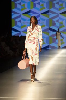 Bir model Daniella savaş moda Show Resort 2018 koleksiyonda Miami moda hafta 2017 Miami'de Buz Sarayı'nda 2 Haziran 218 üzerinde sırasında pist yürür