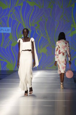 Bir model Daniella savaş moda Show Resort 2018 koleksiyonda Miami moda hafta 2017 Miami'de Buz Sarayı'nda 2 Haziran 218 üzerinde sırasında pist yürür