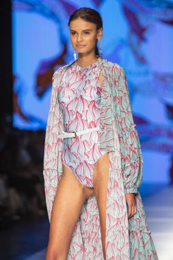 Bir model Daniella savaş moda Show Resort 2018 koleksiyonda Miami moda hafta 2017 Miami'de Buz Sarayı'nda 2 Haziran 218 üzerinde sırasında pist yürür