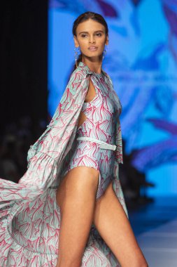 Bir model Daniella savaş moda Show Resort 2018 koleksiyonda Miami moda hafta 2017 Miami'de Buz Sarayı'nda 2 Haziran 218 üzerinde sırasında pist yürür