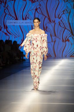 Bir model Daniella savaş moda Show Resort 2018 koleksiyonda Miami moda hafta 2017 Miami'de Buz Sarayı'nda 2 Haziran 218 üzerinde sırasında pist yürür