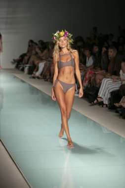 Bir model de Mar yaz koleksiyonu 2018 defile sırasında üzerinde 23 Temmuz 2017 Funkshion yüzmek 2017 yılında Miami Beach Setai Hotel Issa için pist yürür