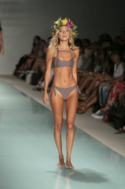 Bir model de Mar yaz koleksiyonu 2018 defile sırasında üzerinde 23 Temmuz 2017 Funkshion yüzmek 2017 yılında Miami Beach Setai Hotel Issa için pist yürür