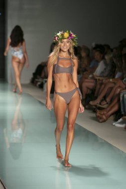 Bir model de Mar yaz koleksiyonu 2018 defile sırasında üzerinde 23 Temmuz 2017 Funkshion yüzmek 2017 yılında Miami Beach Setai Hotel Issa için pist yürür