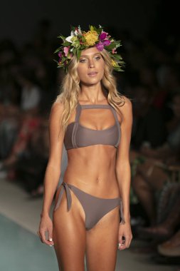 Bir model de Mar yaz koleksiyonu 2018 defile sırasında üzerinde 23 Temmuz 2017 Funkshion yüzmek 2017 yılında Miami Beach Setai Hotel Issa için pist yürür