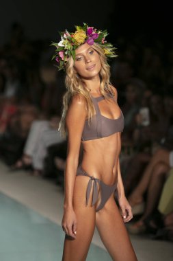 Bir model de Mar yaz koleksiyonu 2018 defile sırasında üzerinde 23 Temmuz 2017 Funkshion yüzmek 2017 yılında Miami Beach Setai Hotel Issa için pist yürür