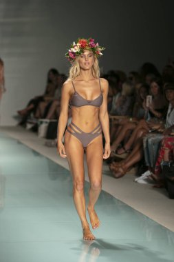 Bir model de Mar yaz koleksiyonu 2018 defile sırasında üzerinde 23 Temmuz 2017 Funkshion yüzmek 2017 yılında Miami Beach Setai Hotel Issa için pist yürür