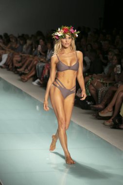 Bir model de Mar yaz koleksiyonu 2018 defile sırasında üzerinde 23 Temmuz 2017 Funkshion yüzmek 2017 yılında Miami Beach Setai Hotel Issa için pist yürür