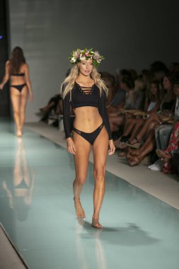 Bir model de Mar yaz koleksiyonu 2018 defile sırasında üzerinde 23 Temmuz 2017 Funkshion yüzmek 2017 yılında Miami Beach Setai Hotel Issa için pist yürür