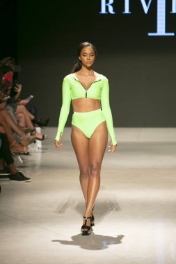 Yaz koleksiyonu 2018 defile sırasında sanat kalpler moda yüzmek 2019 Miami Beach Faena Forum üzerinde 13 Temmuz 2018