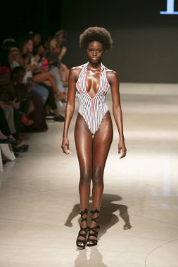 Yaz koleksiyonu 2018 defile sırasında sanat kalpler moda yüzmek 2019 Miami Beach Faena Forum üzerinde 13 Temmuz 2018