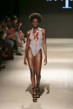 Yaz koleksiyonu 2018 defile sırasında sanat kalpler moda yüzmek 2019 Miami Beach Faena Forum üzerinde 13 Temmuz 2018
