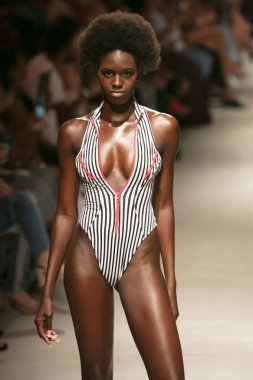 Yaz koleksiyonu 2018 defile sırasında sanat kalpler moda yüzmek 2019 Miami Beach Faena Forum üzerinde 13 Temmuz 2018